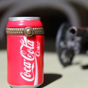 There's a glass straw inside of this coke can.